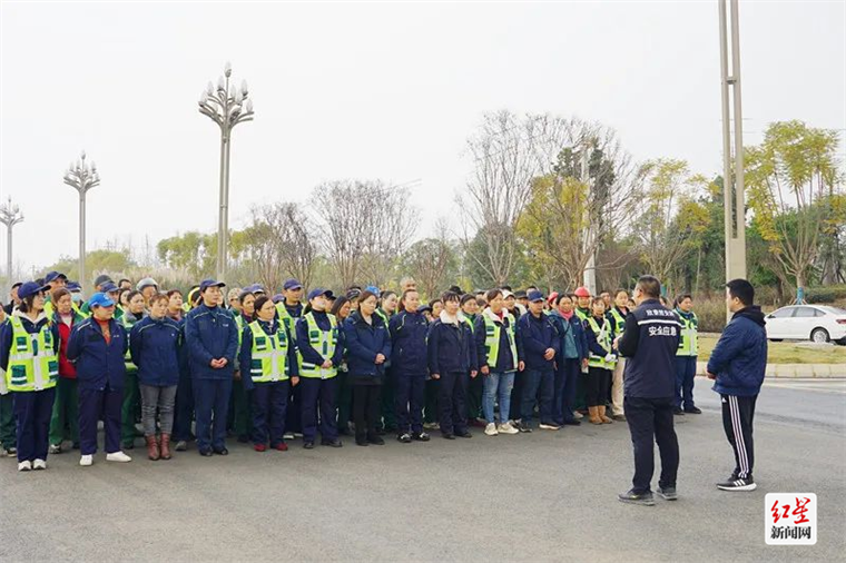 gogo体育理论学习＋应急演练 新津开展环卫绿化作业安全演练培训活动(图2)